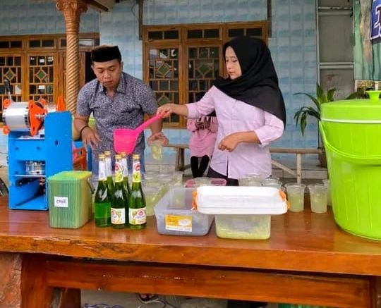 Viral, Kades di Pemalang Jualan Es