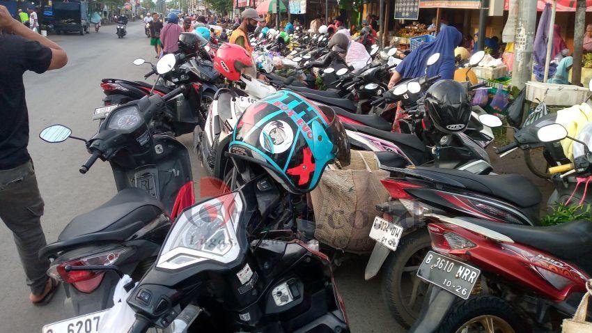 Menggiurkan, Dalam Beberapa Jam Juru Parkir Pasar Bojongbata Raup Ratusan Ribu Rupiah