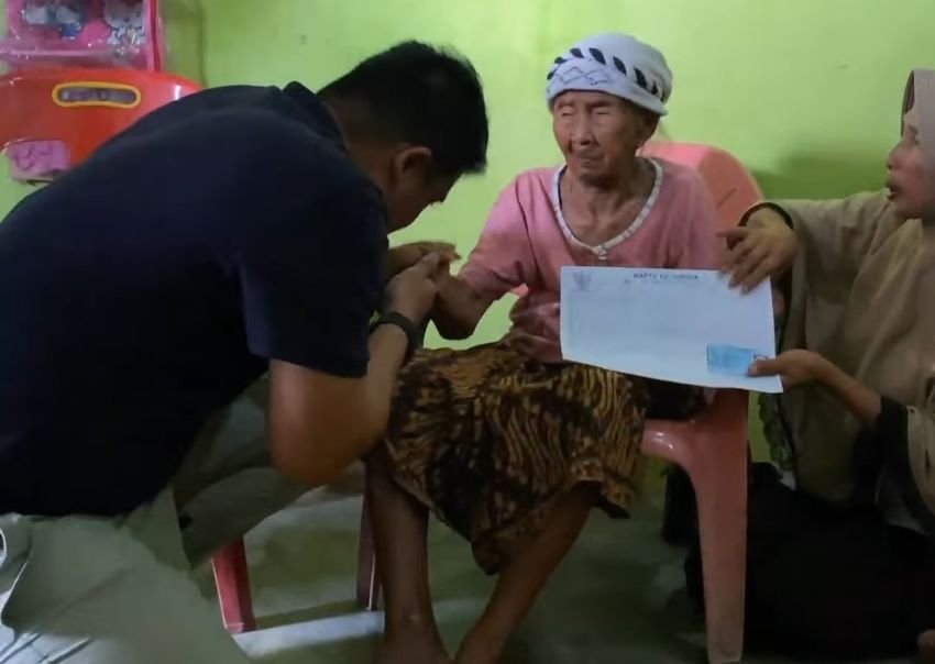 Nenek Usia 105 Tahun Terima KTP dan KK Langsung Dari Tangan Bobby Nasution