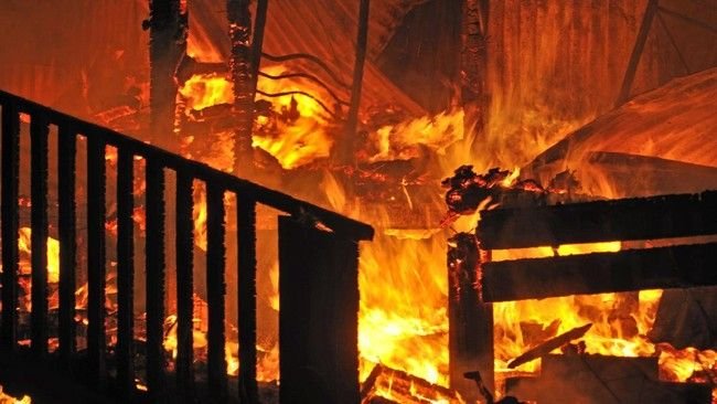 Diduga Masalah Harta, Anak Tiri Tega Siram Bensin dan Bakar Ibu Tiri Hingga Tewas