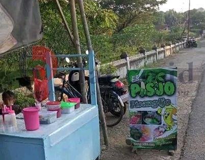 Ada Es Pisang Hijau Muncul di Pojok Kuburan Setiap Bulan Ramadan