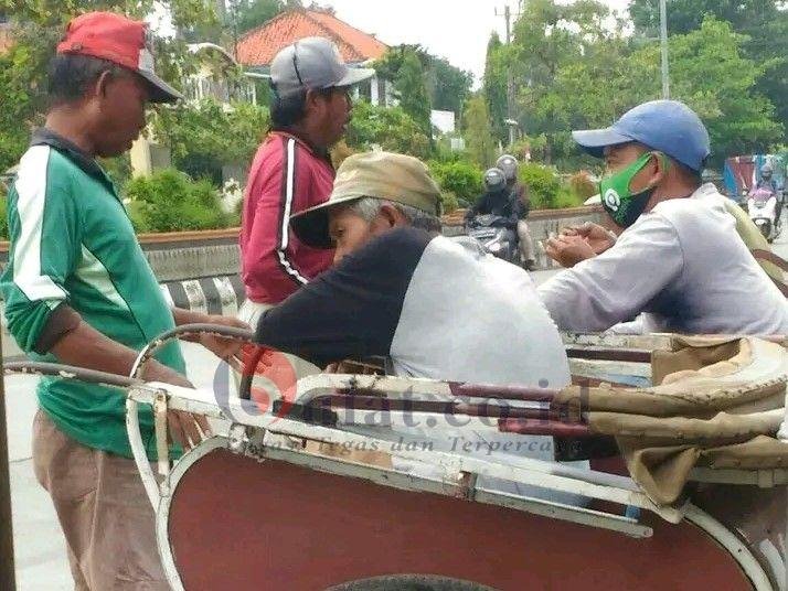 Para Penarik Becak di Pemalang Tetap Menjalankan Ibadah Puasa