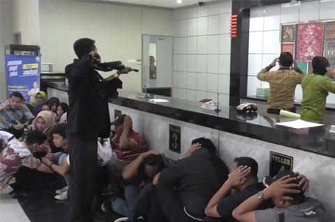 Perampok Bank Arta Kedaton Tembak Tiga Orang