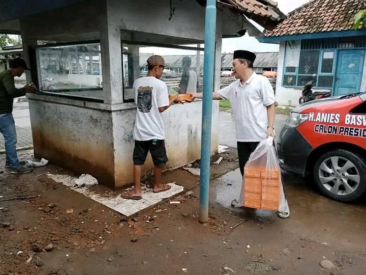 Caleg PKS Bagi Box Roti di Pelabuhan Asemdoyong