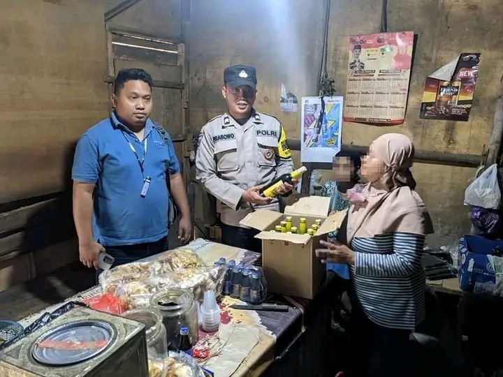 Ratusan Botol Miras Berhasil Disita Kepolisian Saat Malam Pertama Tarawih