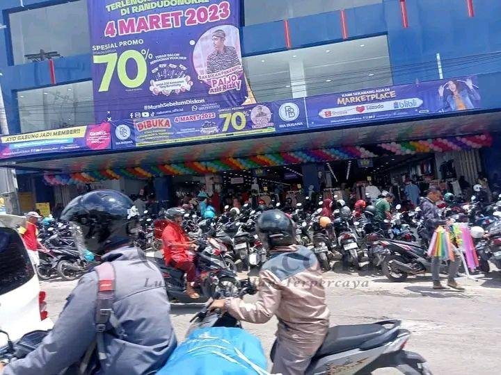 Ratusan Orang di Pemalang Serbu Toko Busana