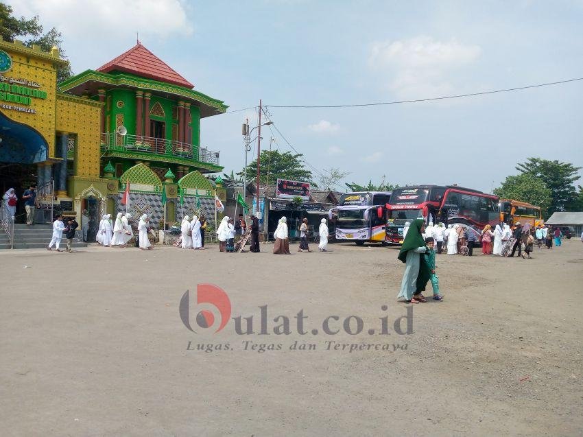Peziarah dari Jawa Barat Datangi Makam di Pinggir Laut Pemalang