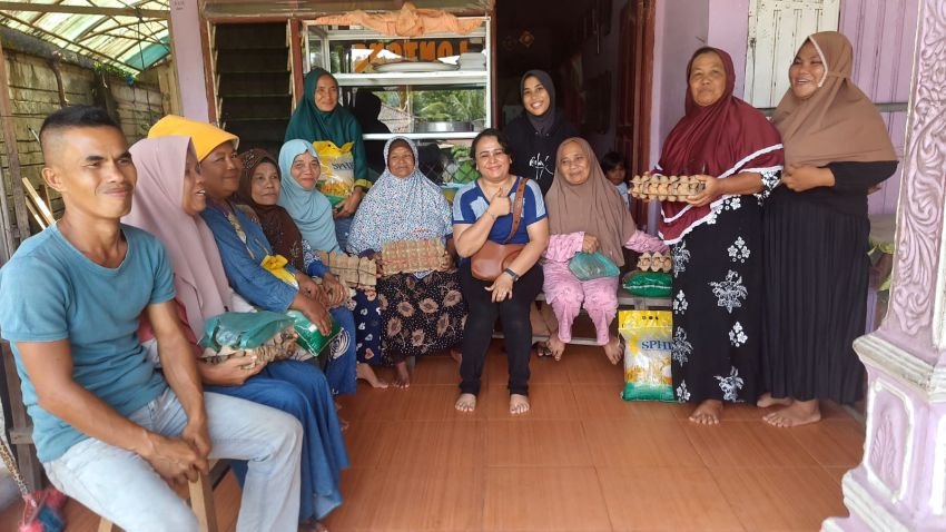 Anggota DPRD Tapteng Fraksi NasDem Berbagi Sembako