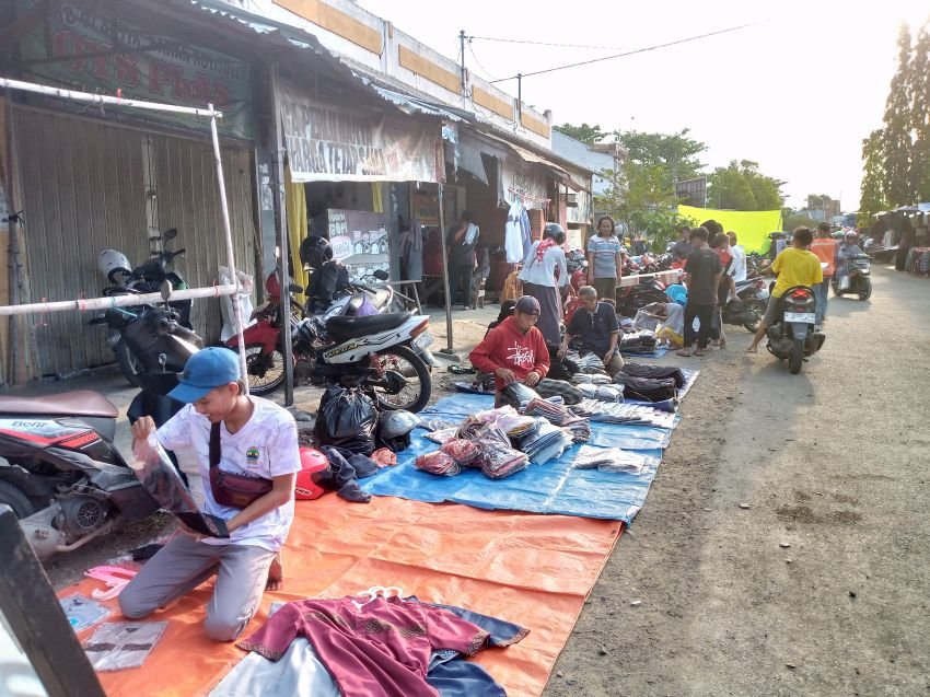 Pedagang Pakaian Kaki Lima di Pemalang Raih Omzet Jutaan Rupiah Hanya Beberapa Jam