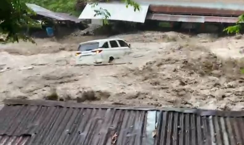 Sembahe Dilanda Banjir Bandang, Satu Mobil Hanyut dan Puluhan Pondok Rusak