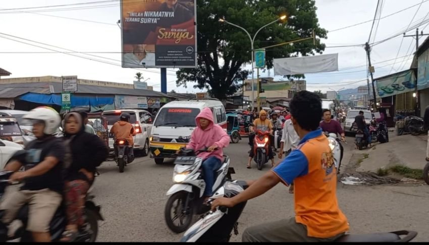 Kenderaan di Jalan Depan Pasar Baru Panyabungan Terpantau Ramai Jelang Buka Puasa