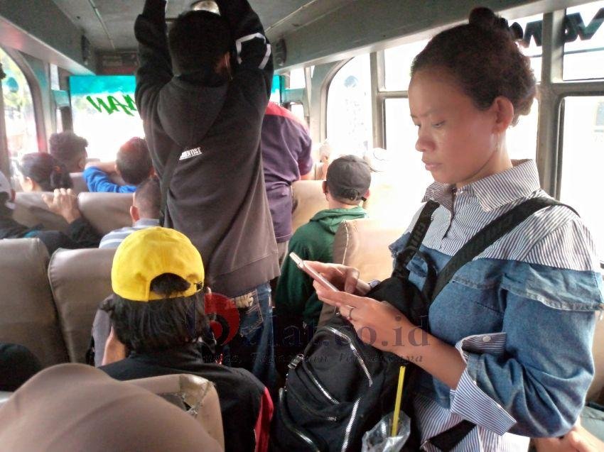 Angkutan Umum Mikro Bus di Pemalang Penuh Sesak