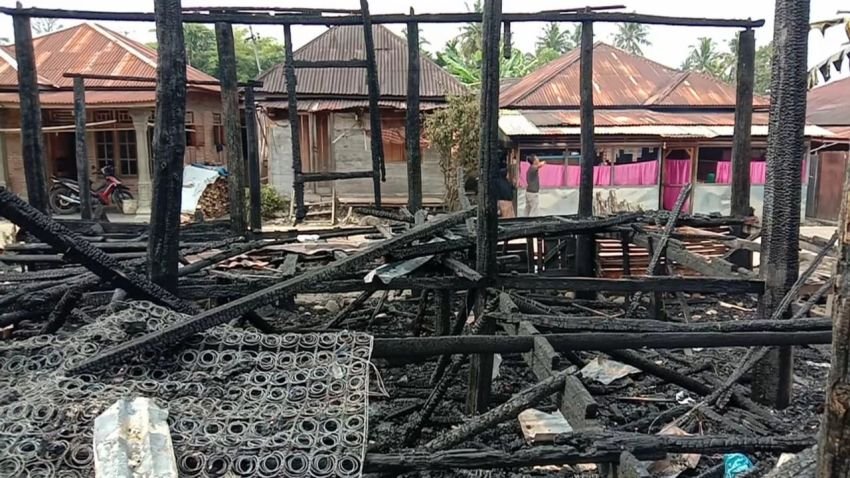 3 Rumah Berbahan Kayu Ludes Terbakar di Madina