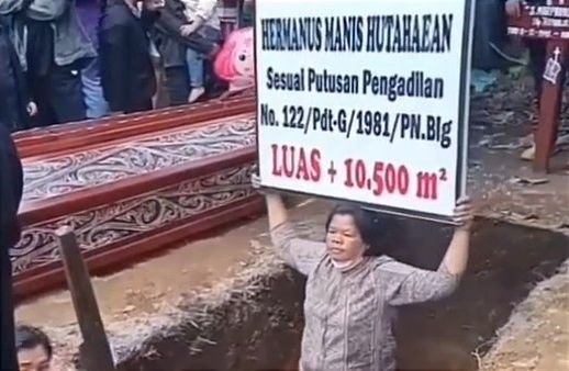 Viral, Wanita di Toba Tolak Pemakaman Abangnya hingga Masuk ke Lubang Kubur, Ini Penyebabnya