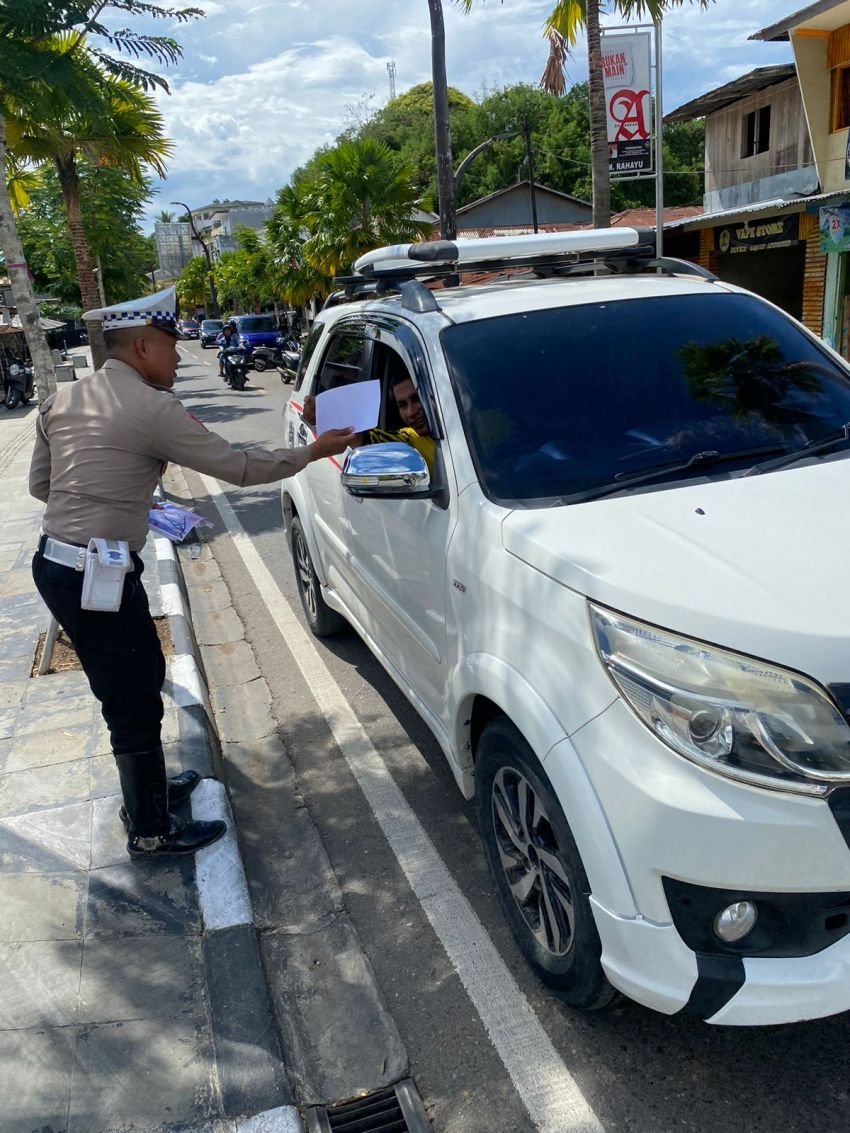 Polres Mabar Bagikan Surat Edaran Tentang Rekayasa Lalu Lintas Jelang KTT ASEAN Summit di Labuan Bajo