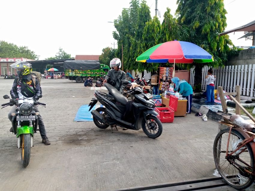 Pedagang Minuman di Jalur Pantura Sepi Pelanggan