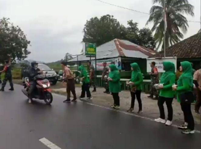 Keluarga Besar Koramil 08/Randudongkal Bagikan Takjil
