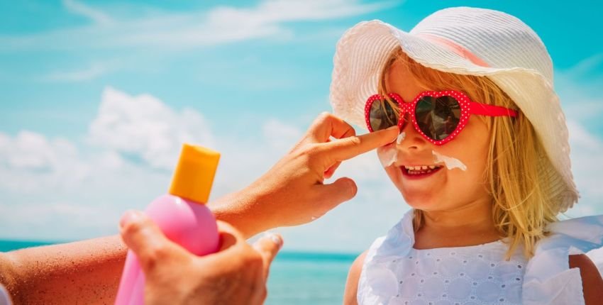 Anak-anak Juga Butuh Sunscreen, Namun Ada Tata Caranya