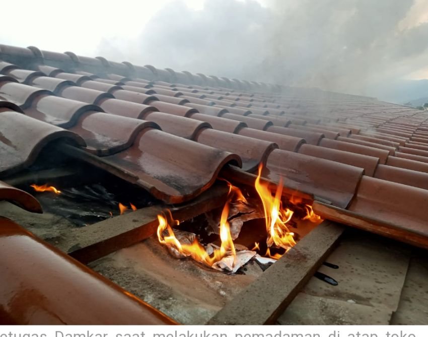 Tersambar Petir, Atap Ruko di Purwokerto Terbakar
