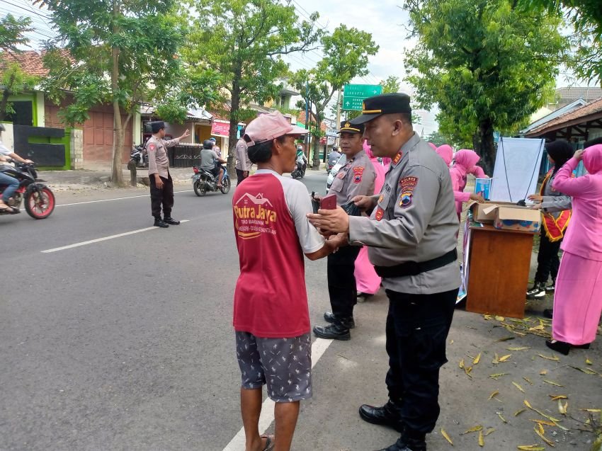 Polsek Pemalang Kota Bagikan Ratusan Takjil dan Nasi Kotak
