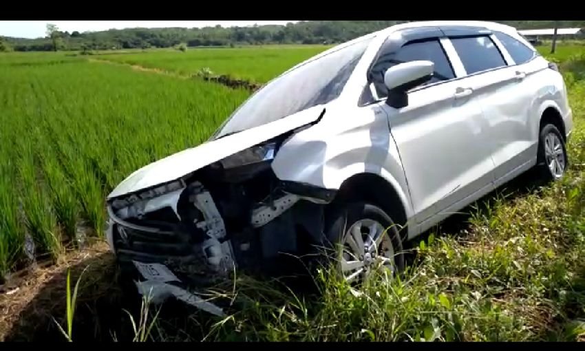 Mobil Avanza Putih Bawa Dua Penumpang Nyungsep di Raya Pemalang-Purbalingga