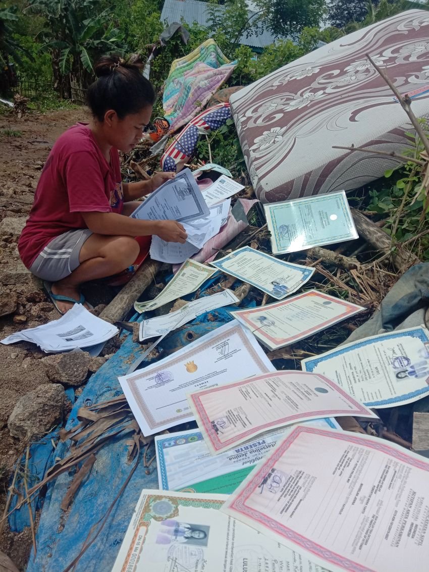 Dokumen Penting Milik Seorang Warga di Labuan Bajo Terseret Banjir&nbsp;