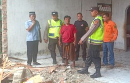 Kapolres Serta Stakeholder Tapsel Kunjungi Rumah Warga Rusak Pasca Gempa Bumi