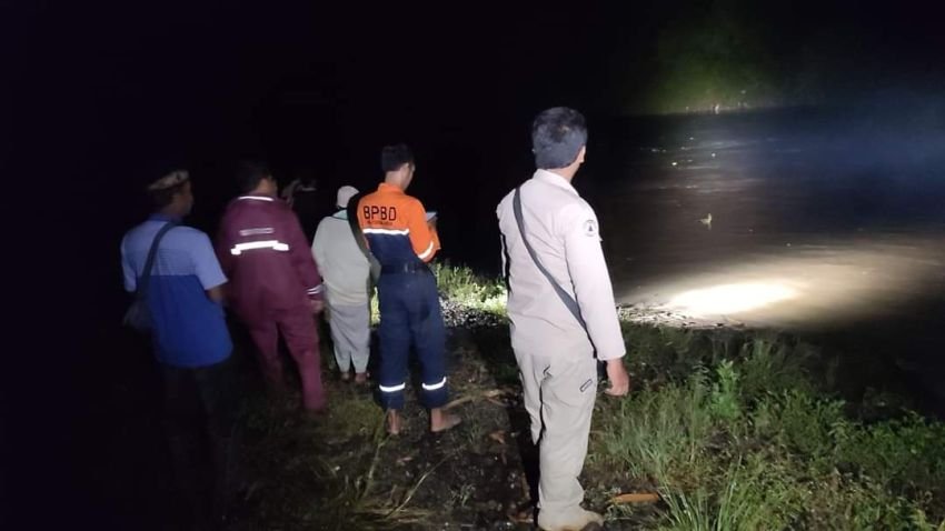 Warga Terbawa Arus Sungai Sirayu Masih Dalam Pencarian