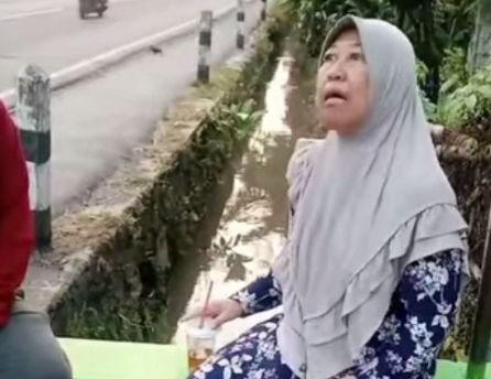 Seorang Pemudik Tertinggal Keluarganya Saat Sedang Laksanakan Sholat