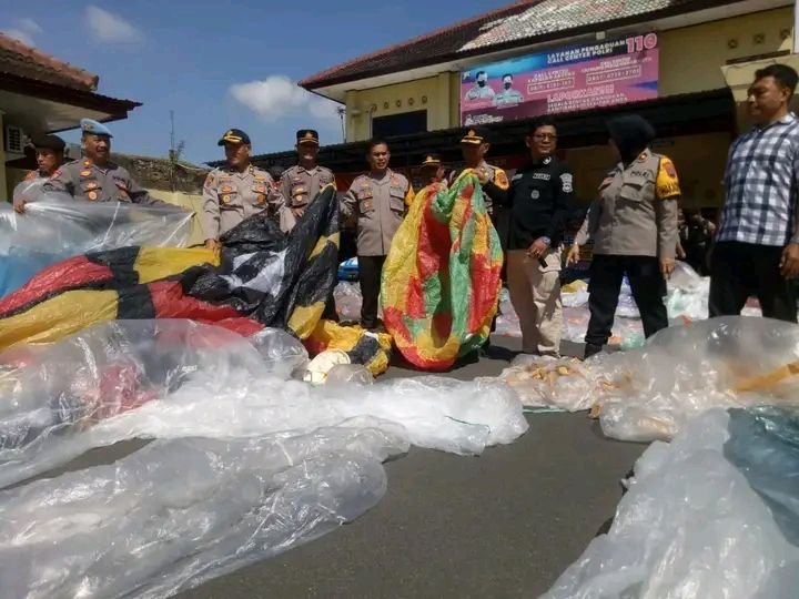 Jajaran Polres Pekalongan Kota Amankan Ratusan Balon Udara Liar