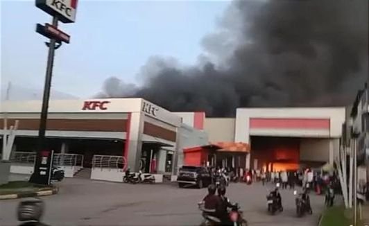Komplek Plaza Botania 1 Batam Terbakar