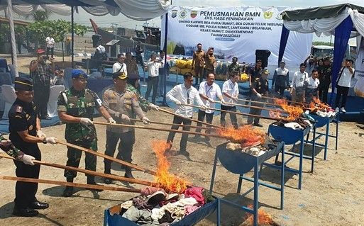 634 Bal Pakaian dan Sepatu Bekas Impor Ilegal Dimusnahkan di Belawan