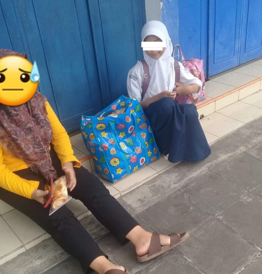 Gadis Cilik Penjual Keripik Asal Banyumas Viral di Media Sosial
