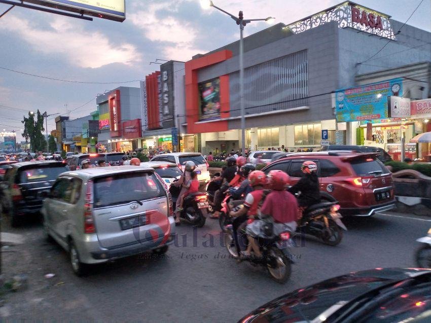 Arus Kendaraan di Jalan Sudirman Pemalang Padat Merayap