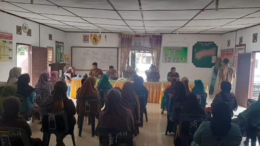 Bagi BLT-DD, Bhabinkamtibmas Desa Aek Bamban Pantau Langsung Pembagian