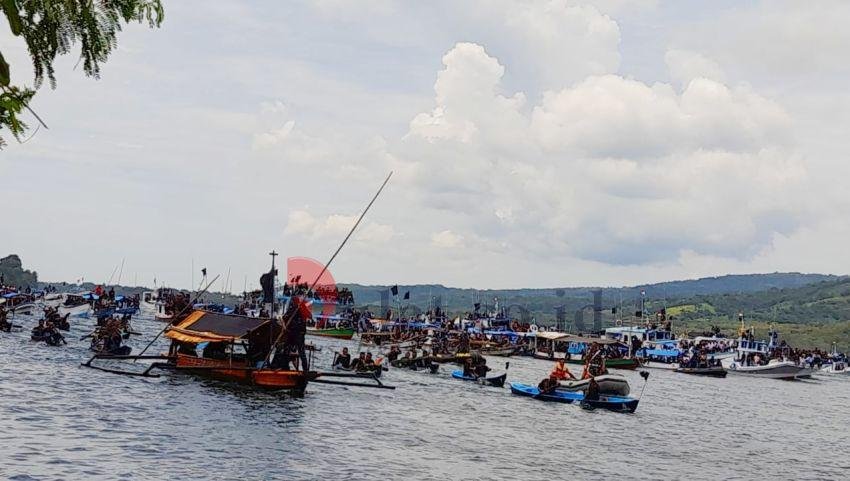 Jutaan Pasang Mata Padati Prosesi Laut Tuan Meninu