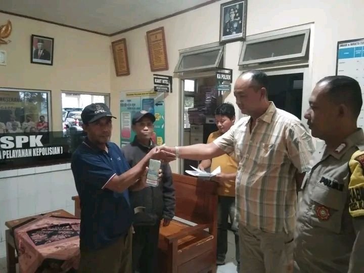 Menunjukan Kekuatan Hati, Kholifatul Nisa Kembalikan Uang Rp.10 Juta yang Ditemukannya Tanpa Keraguan
