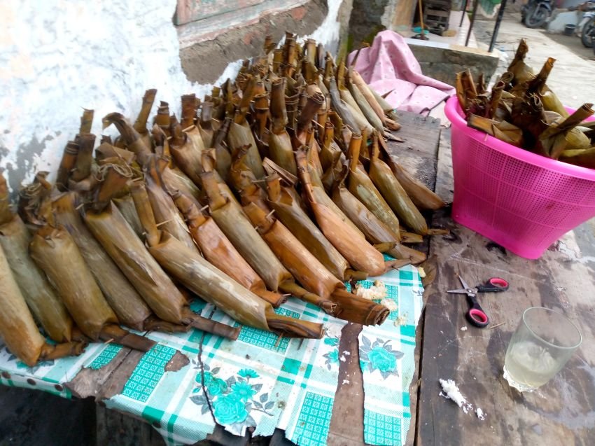 Jelang Lebaran, Pembuat Lontong di Pemalang Kewalahan Terima Orderan