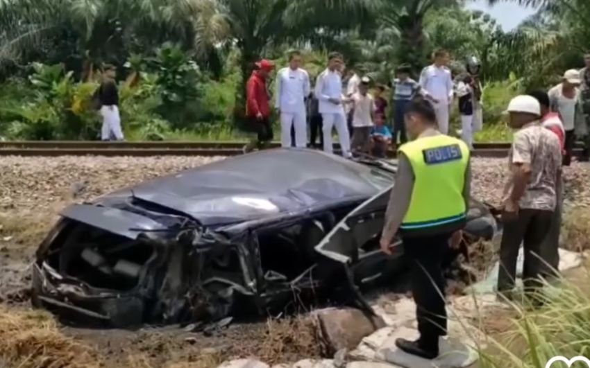 Kereta Api Hantam Mini Bus di Tanjungbalai