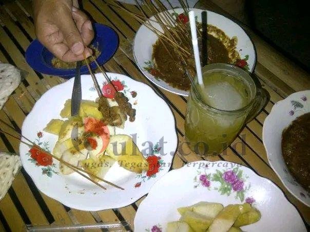 Ada Sate Lalat di Pamekasan, Enak Nggak Ya?