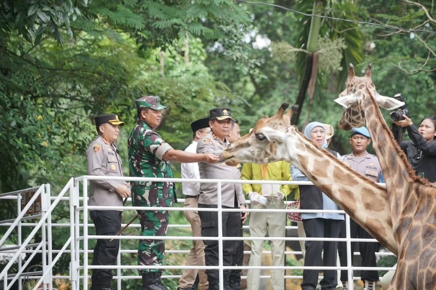 Kapolda Dampingi Gubernur Jatim Pantau Wisata KBS Surabaya