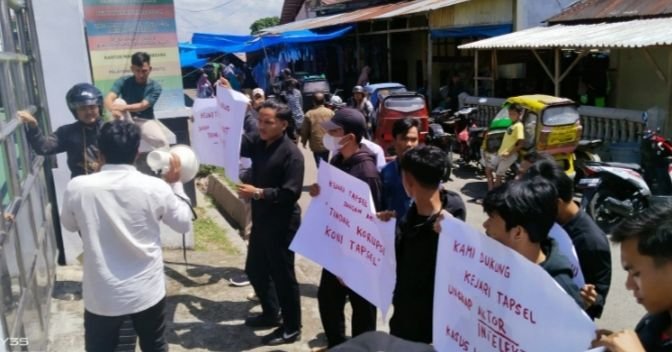 Minta Tetapkan Tersangka Ketua KONI, Aliansi Pemuda Bela Keadilan Demo Kantor Kejari Tapsel