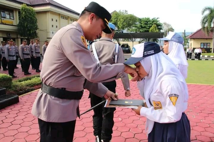 Dua Pelajar Penemu Uang Puluhan Juta Dapat Penghargaan Dari Kepolisian