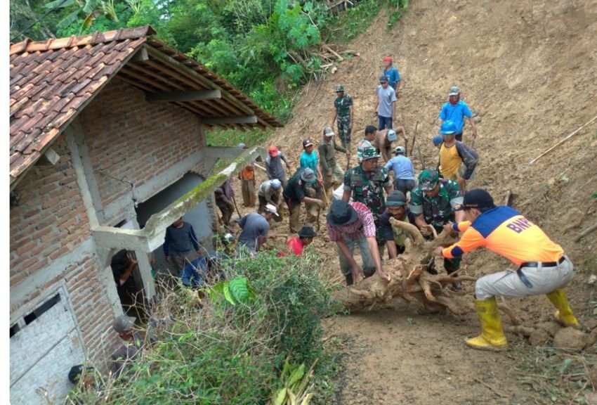 Longsor di Cilacap Timpa Satu Rumah