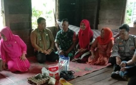 Personil Polsek Sipirok Sambangi Dua Anak Terkena Stunting