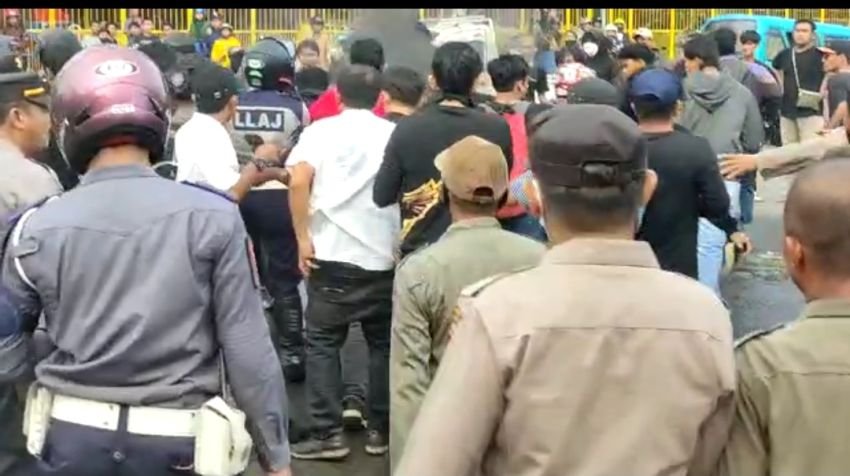 Unjukrasa tolak UU Cipta Kerja di Sulsel Berakhir Ricuh, Sejumlah Mahasiswa Terluka
