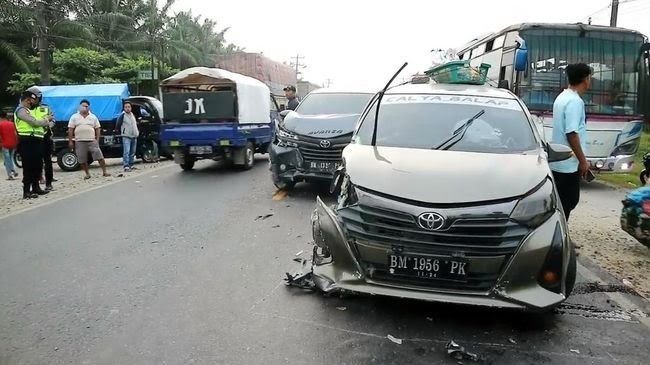 Tiga Mobil Terlibat Tabrakan di Jalinsum Asahan, 13 Orang Luka-luka