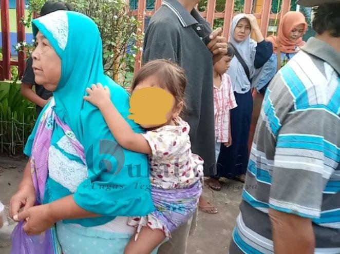 Seorang Nenek Menggendong Cucunya Berebut Takjil