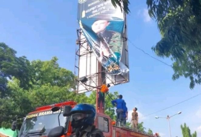 Baliho Calon Bupati Pemalang Dicopot Paksa Satpol PP