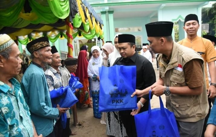 Selain Silaturahmi, Bupati Tapsel Salurkan Zakat Baznas di Desa Bandar Tarutung